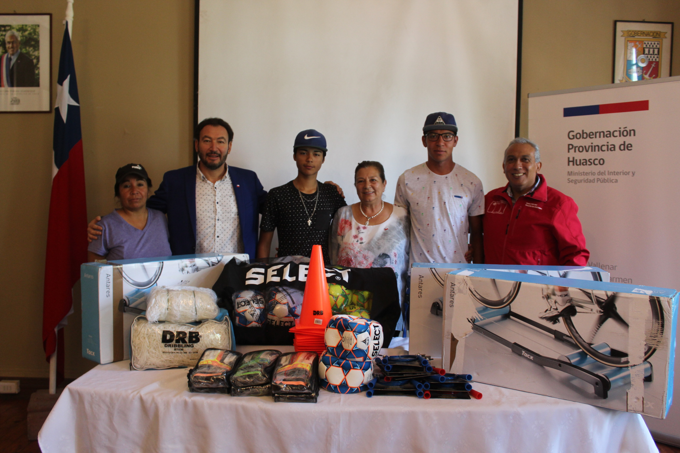 Clubes de Vallenar reciben implementación deportiva para realizar